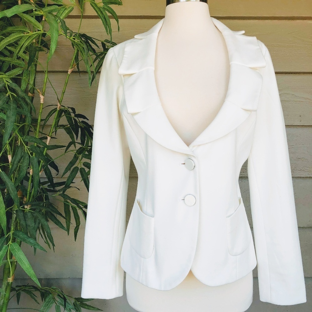 🎉Sandro Sportswear White Blazer w/ Ruffle Collar